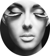 Vrouw met grote wimpers zwart wit - Foto op Dibond - ⌀ 60 cm
