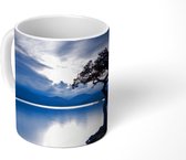Mok - Zonsondergang over het Loch Lomond met een boom in het midden van het meer - 350 ML - Beker