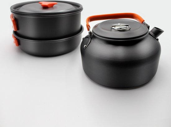 Zwarte camping kookset met oranje handvatten, bestaande uit een pan en ketel.