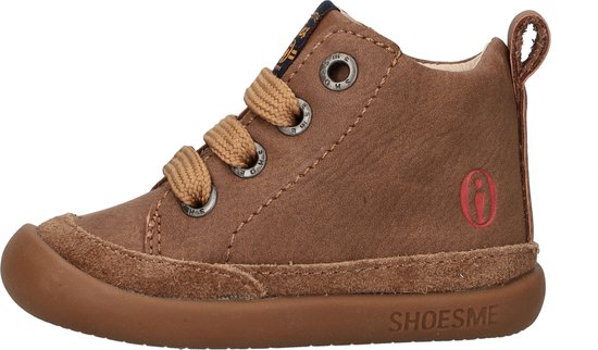Bruine leren veterschoen met suède neus, bruine veters en Shoesme logo op de zijkant.