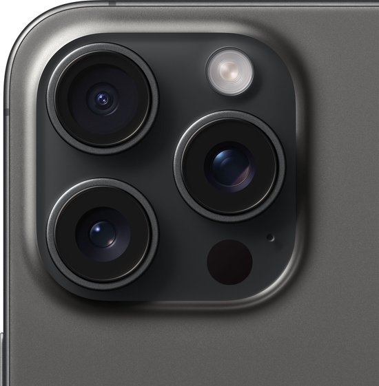 Close-up van de drie camera's, flitser en microfoon op de achterkant van een donkergrijze iPhone 15 Pro Max.