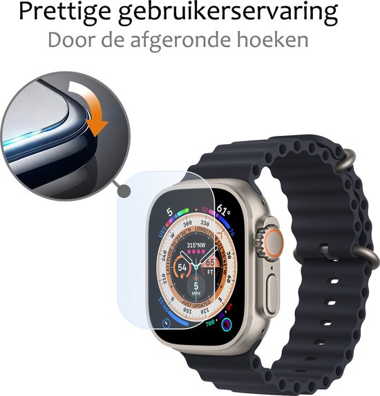 Close-up van een screenprotector die wordt aangebracht op een Apple Watch Ultra, met tekst 'Prettige gebruikerservaring Door de afgeronde hoeken'.