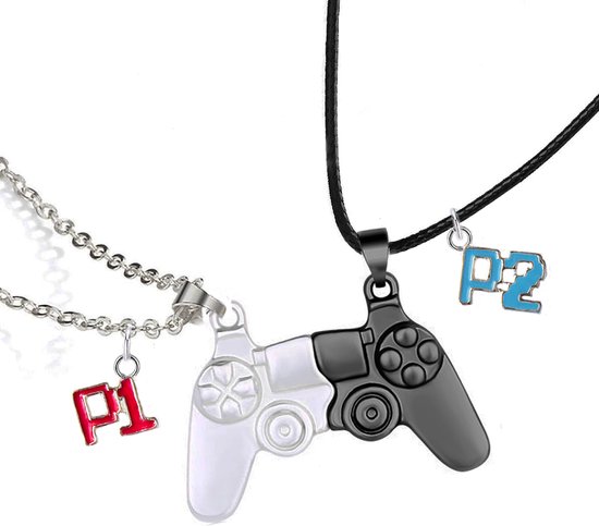 Een zilveren ketting met 'P1' en een witte controllerhelft, en een zwarte koordketting met 'P2' en een zwarte controllerhelft.