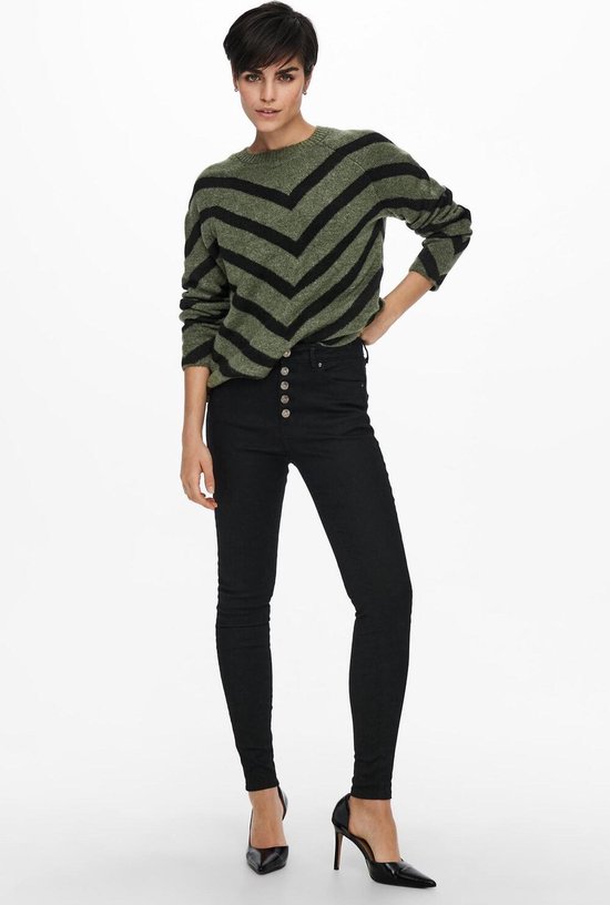 Vrouwen trui met V-hals in groen en zwart chevron patroon.