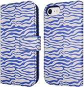 iMoshion Hoesje Geschikt voor iPhone SE (2022) / SE (2020) / 8 / 7 / 6s / 6 Hoesje Met Pasjeshouder - iMoshion Design Bookcase smartphone - Meerkleurig / White Blue Stripes