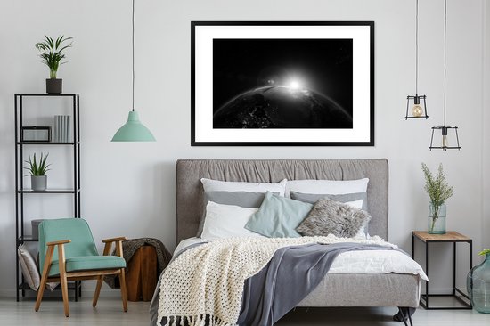 Photo encadrée - Lever de soleil sur l' Europe et l' Afrique depuis l'espace dans cadre photo noir et blanc noir avec passe partout blanc 80x120 120x80 cm - Affiche encadrée (Décoration murale salon / chambre)