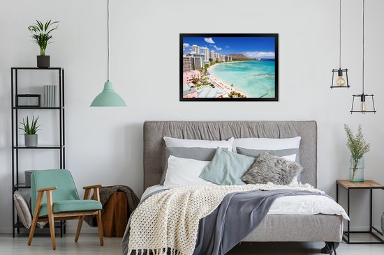Plage de Waikiki à Honolulu avec hôtels et Diamond Head au loin, dans une chambre à coucher.