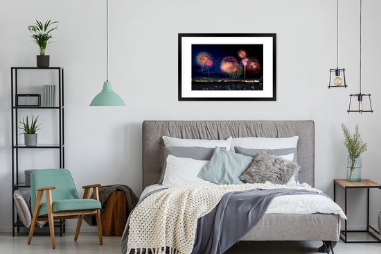 Photo dans le cadre - Feux d'artifice pendant le réveillon du Nouvel An cadre photo noir avec passe-partout blanc grand 90x60 cm - Affiche dans le cadre (Décoration murale salon / chambre)
