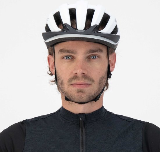 Man draagt witte Rogelli fietshelm en zwarte wielertrui. Vooraanzicht.