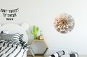 Wandcirkel met close-up van witte dahlia, beige hart, in een tienerkamer.
