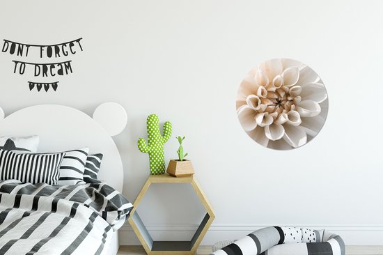 Wandcirkel met close-up van witte dahlia, beige hart, in een tienerkamer.