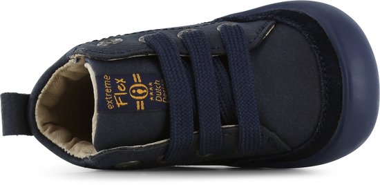 Donkerblauwe leren veterschoen met gele opdruk 'extreme Flex' en 'Dutch Design'.