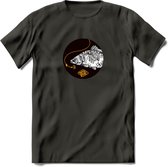Fishing - Vissen T-Shirt | Grappig Verjaardag Vis Hobby Cadeau Shirt | Dames - Heren - Unisex | Tshirt Hengelsport Kleding Kado - Donker Grijs - M