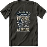 A bad Day Fishing - Vissen T-Shirt | Beige | Grappig Verjaardag Vis Hobby Cadeau Shirt | Dames - Heren - Unisex | Tshirt Hengelsport Kleding Kado - Donker Grijs - 3XL