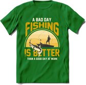 A Bad Day Fishing - Vissen T-Shirt | Geel | Grappig Verjaardag Vis Hobby Cadeau Shirt | Dames - Heren - Unisex | Tshirt Hengelsport Kleding Kado - Donker Groen - M