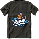 Fishing - Vissen T-Shirt | Grappig Verjaardag Vis Hobby Cadeau Shirt | Dames - Heren - Unisex | Tshirt Hengelsport Kleding Kado - Donker Grijs - L