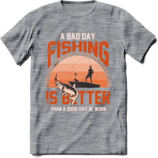 A Bad Day Fishing - Vissen T-Shirt | Oranje | Grappig Verjaardag Vis Hobby Cadeau Shirt | Dames - Heren - Unisex | Tshirt Hengelsport Kleding Kado - Donker Grijs - Gemaleerd - S