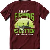 A Bad Day Fishing - Vissen T-Shirt | Groen | Grappig Verjaardag Vis Hobby Cadeau Shirt | Dames - Heren - Unisex | Tshirt Hengelsport Kleding Kado - Burgundy - S