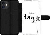 Bookcase Geschikt voor iPhone 11 telefoonhoesje - Spreuken - Pluk de dag - Quotes - Carpe diem - Met vakjes - Wallet case met magneetsluiting