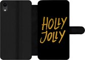 Bookcase Geschikt voor iPhone XR telefoonhoesje - Kerstmis - Goud - Quotes - Spreuken - Holly jolly - Met vakjes - Wallet case met magneetsluiting