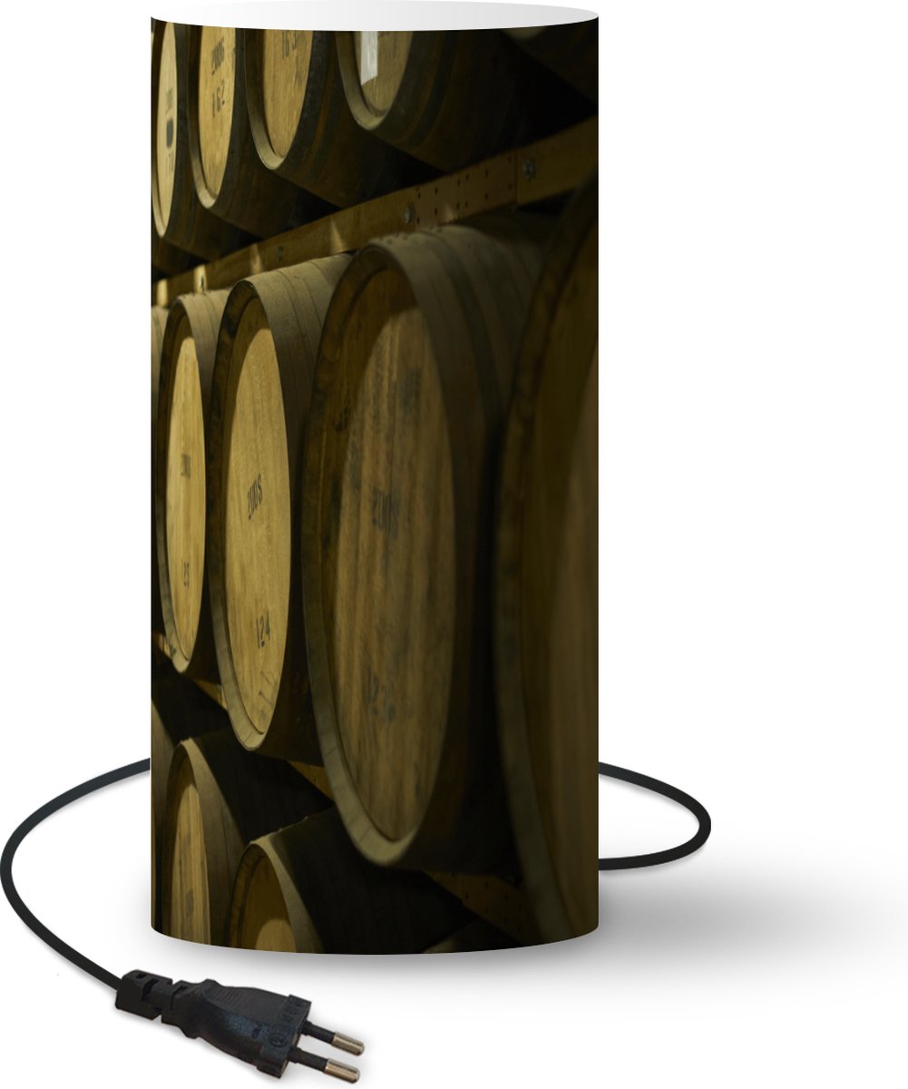 Lamp - Nachtlampje - Tafellamp slaapkamer - Stapel whisky vaten - 33 cm hoog - Ø15.9 cm - Inclusief LED lamp