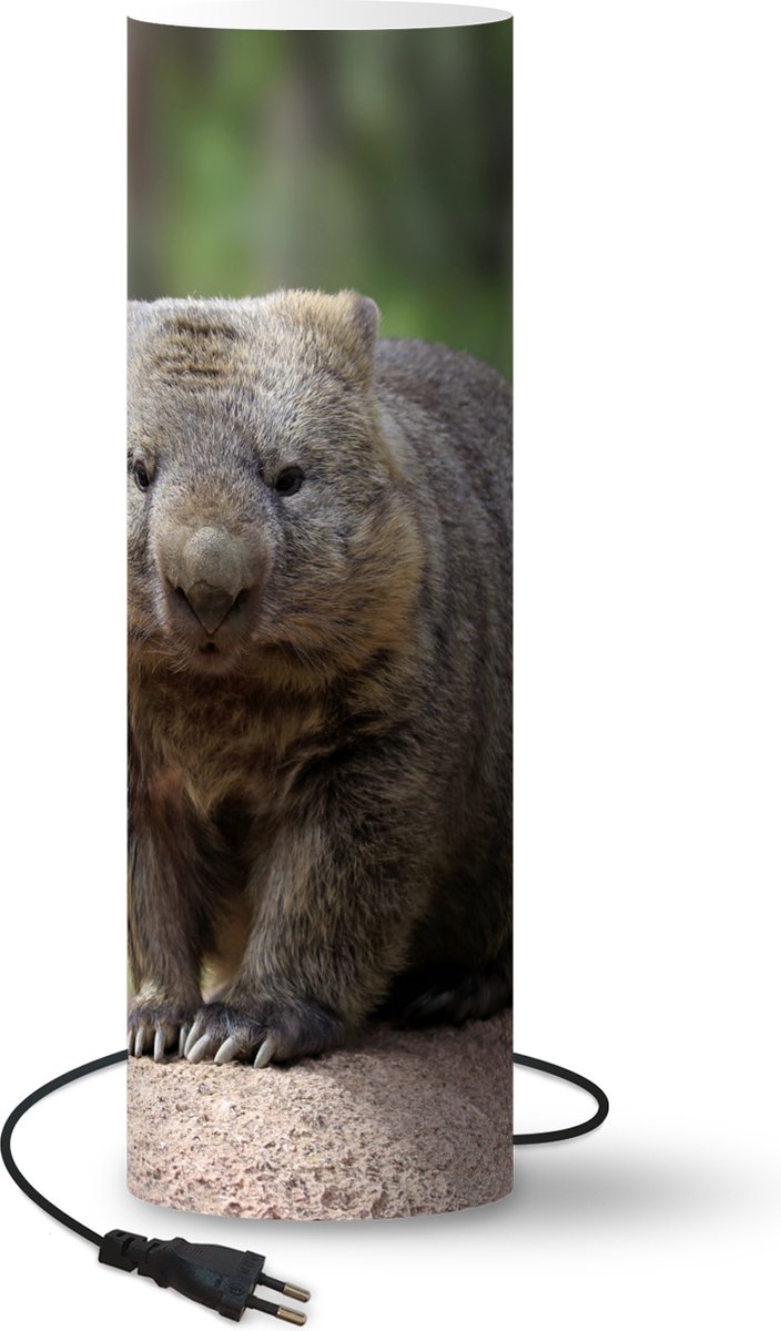 Lamp - Nachtlampje - Tafellamp slaapkamer - Een wombat zit op een boomstam - 70 cm hoog - Ø22.3 cm - Inclusief LED lamp