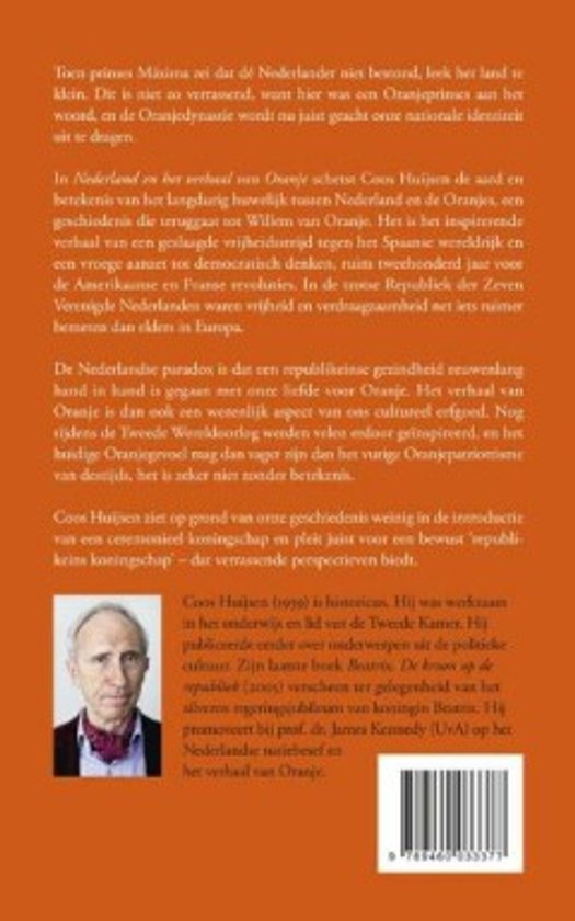 Portret van Coos Huijsen, auteur van het boek 'Nederland en het verhaal van Oranje', met oranje detail in zijn das.