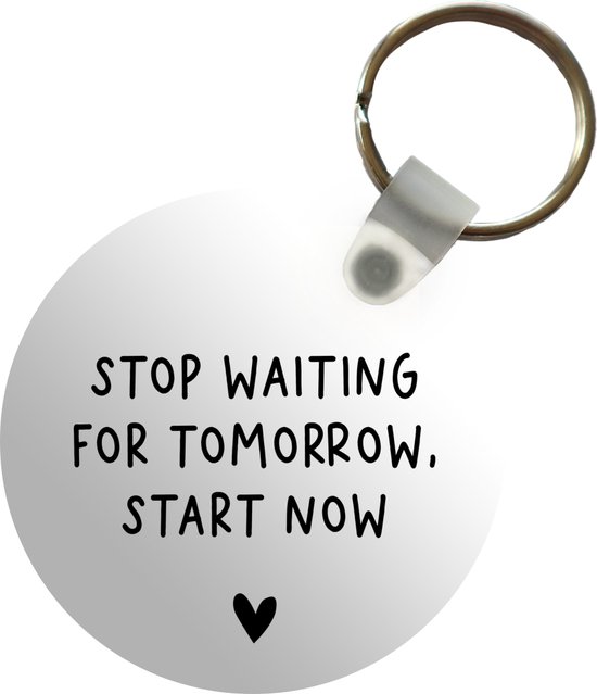 Sleutelhanger - Engelse quote Stop waiting for tomorrow, start now met een hartje tegen een witte achtergrond - Plastic - Rond - Uitdeelcadeautjes