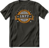 Premium Since 1977 T-Shirt | Goud - Zilver | Grappig Verjaardag Kleding Cadeau Shirt | Dames - Heren - Unisex Tshirt | - Donker Grijs - XL