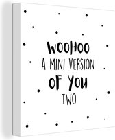 Canvas Schilderij Spreuken - Woohoo a mini version of you two - Quotes - Baby - 90x90 cm - Wanddecoratie - Vaderdag cadeau - Geschenk - Cadeautje voor hem - Tip - Mannen