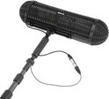 Zwarte BOYA microfoonwindkap met grillpatroon, gemonteerd op een microfoonboom met handgreep.