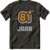 81 Jaar Feest T-Shirt | Goud - Zilver | Grappig Verjaardag Cadeau Shirt | Dames - Heren - Unisex | Tshirt Kleding Kado | - Donker Grijs - XL