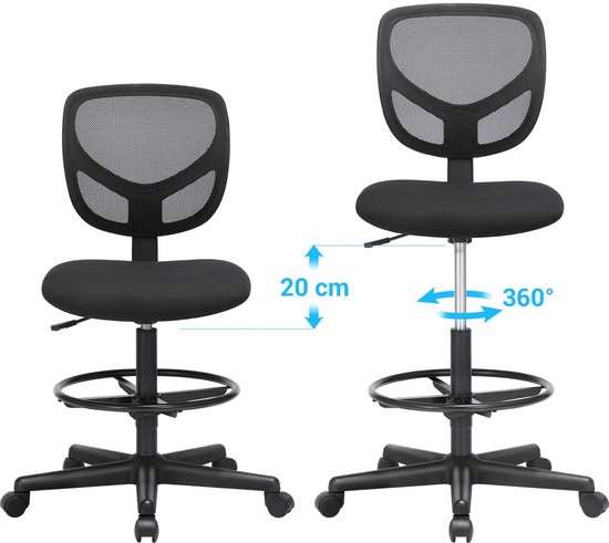 Twee zwarte bureaustoelen met gaasrugleuning, één met normale hoogte en één in hogere positie met voetsteun. Illustreert 20 cm hoogteverschil en 360° rotatie.
