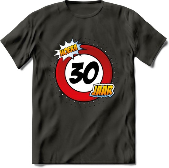 30 Jaar Hoera Verkeersbord T-Shirt | Grappig Verjaardag Cadeau | Dames - Heren | - Donker Grijs - L