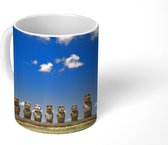 Mok - Blauwe lucht met enkele wolken boven de Moai beelden - 350 ML - Beker