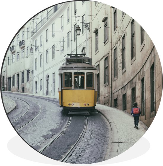 WallCircle - Wandcirkel - Muurcirkel - De gele tram rijdt omhoog in de steile straten van Lissabon - Aluminium - Dibond - ⌀ 60 cm - Binnen en Buiten