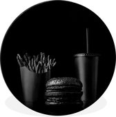 WallCircle - Wandcirkel - Muurcirkel - Fastfood maaltijd met een burger en patat in zwart-wit - Aluminium - Dibond - ⌀ 60 cm - Binnen en Buiten