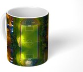Mok - Vogelperspectief van een voetbalveld - 350 ML - Beker