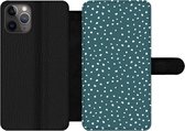 Bookcase Geschikt voor iPhone 11 Pro Max telefoonhoesje - Stippen - Wit - Groen - Met vakjes - Wallet case met magneetsluiting