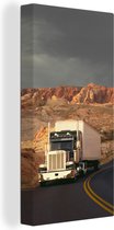 Canvas Schilderij Vrachtwagen rijdt in een schitterende omgeving - 40x80 cm - Wanddecoratie