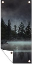 Tuinposter Bos - Mist - Zwart - Wit - 30x60 cm - Tuindoek - Buitenposter