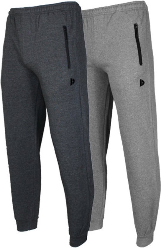 Twee joggingbroeken, een donkergrijs en een lichtgrijs, met ritszakken.