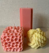 Kaarsen - decoratieve kaarsen SET van 2 - flat roze - koraal roze - bolletje wol geel