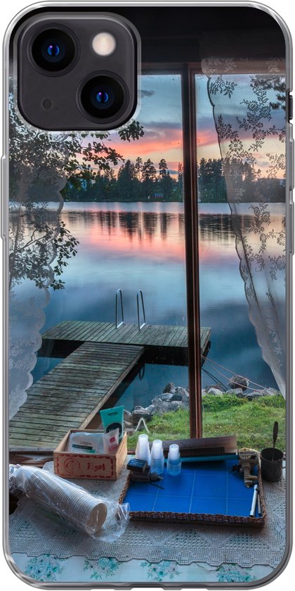 iPhone 13 hoesje - Traditioneel huisje aan een meer in Finland - Telefoonhoesje | bol.com