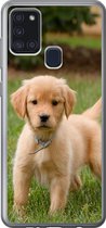 Geschikt voor Samsung Galaxy A21s hoesje - Golden Retriever pup in het groene gras - Siliconen Telefoonhoesje