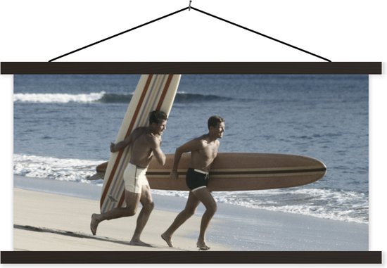 Posterhanger incl. Poster 90x45 cm - Schoolplaat - Vintage strandfoto van twee mannen met surfplanken - Textielposter - Zwarte latten