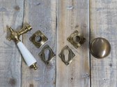 Set deurbeslag : 1 knop, 1 deurknop, 4 rozetten, gepatineerd messing met porseleinen ivoorkleurige handvaten, PZ