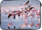 Laptophoes 14 inch - Roze flamingo's op het water - Laptop sleeve - Binnenmaat 34x23,5 cm - Zwarte achterkant