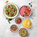 Gevulde kommen met pasta, smoothie, chocolade pudding, sorbet en guacamole.
