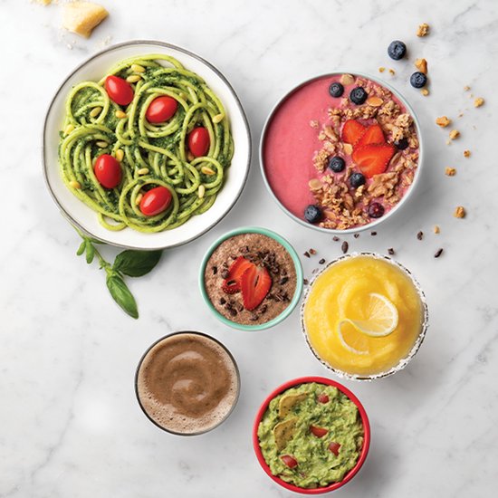 Gevulde kommen met pasta, smoothie, chocolade pudding, sorbet en guacamole.